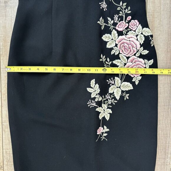 Maggy London Lined Sheath Dress Size 8 Black Elegant Floral Embroidered Wedding - Picture 13 of 15
